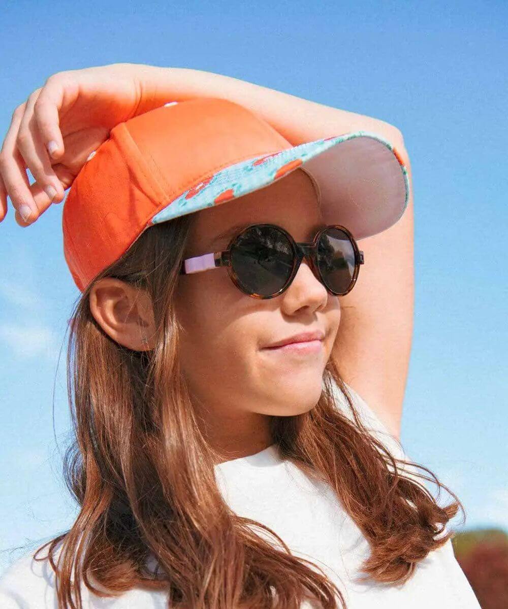 Lunettes Pop Ekail / Verveine de la marque KI ET LA, portée par une enfant