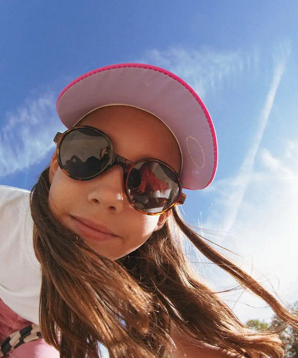 Lunettes Pop Ekail / Verveine de la marque KI ET LA, portées par une enfant