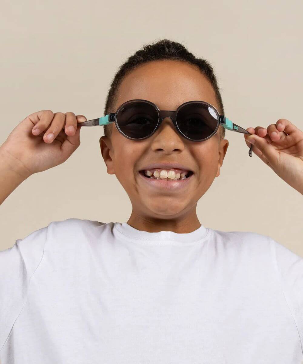 Lunettes Pop Noir / Bleu Lagon de la marque KI ET LA, portées par un enfant
