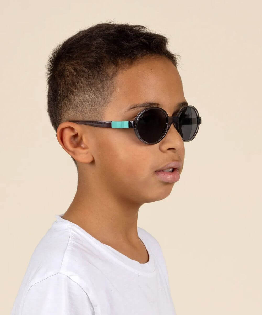 Lunettes Pop Noir / Bleu Lagon de la marque KI ET LA, portées par un enfant