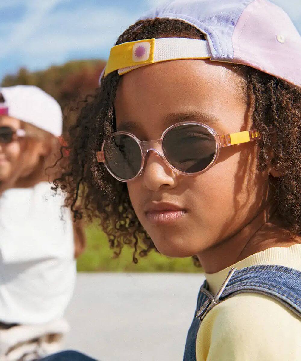 Lunettes Pop Rose / Jaune de la marque KI ET LA, portées par un enfant