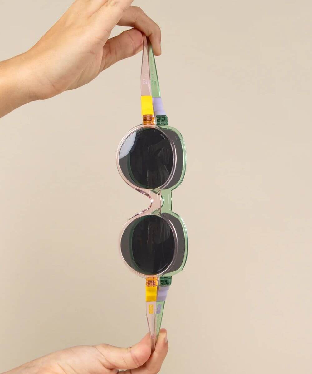 Lunettes Pop Ekail / Verveine de la marque KI ET LA, tordu es pour montrer leur résistance