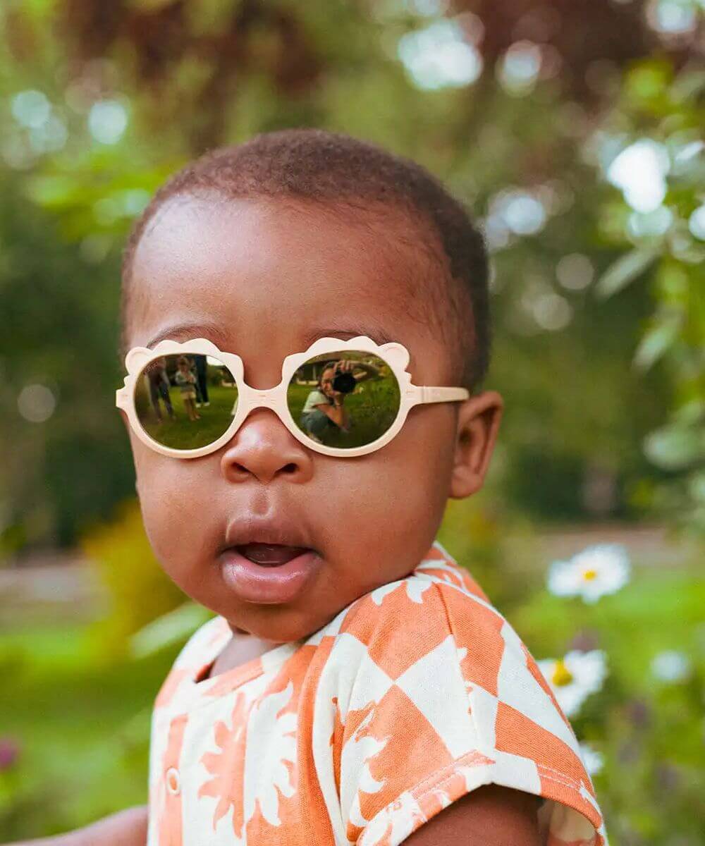 Lunettes Lion Vanille de la marque KI ET LA, portées par un enfant