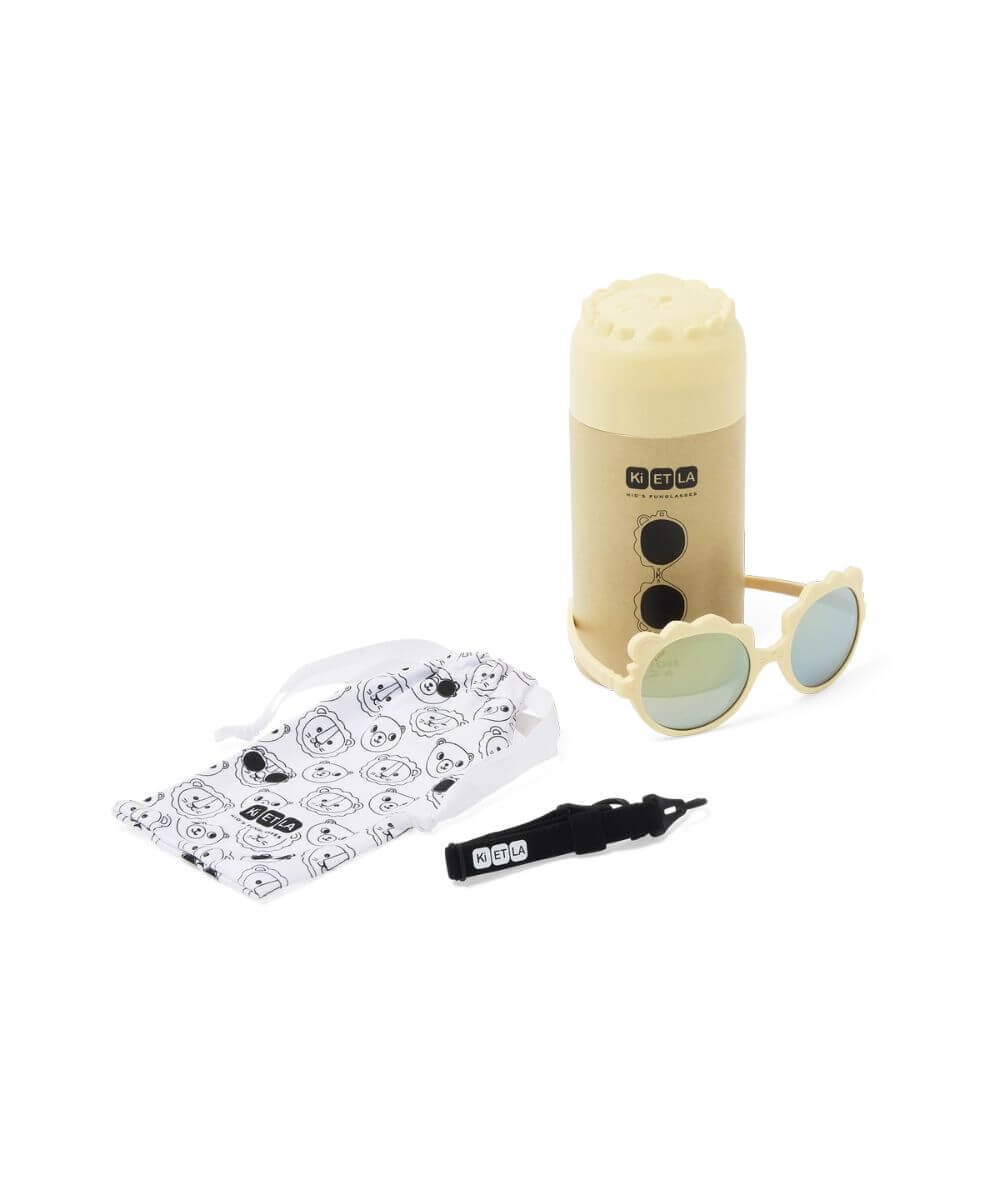 Vue du kit  des Lunettes Lion Couleur Vanille de la marque KI ET LA, sur fond blanc avec la boite, le cordon et le pochon