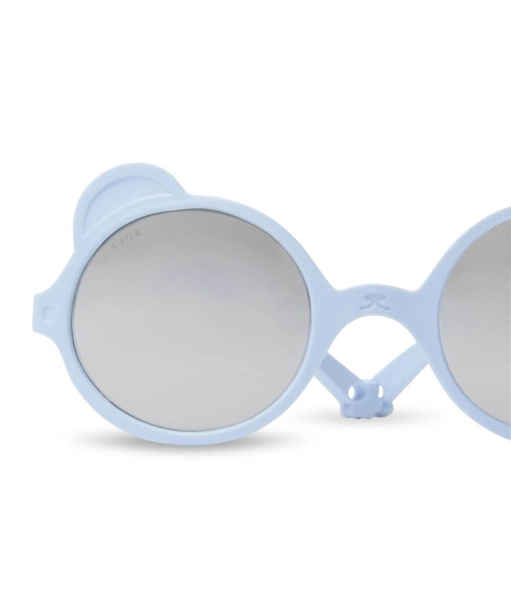 Lunettes Ourson Couleur Bleu clair de la marque KI ET LA, sur fond blanc, zoom sur le détails des lunettes