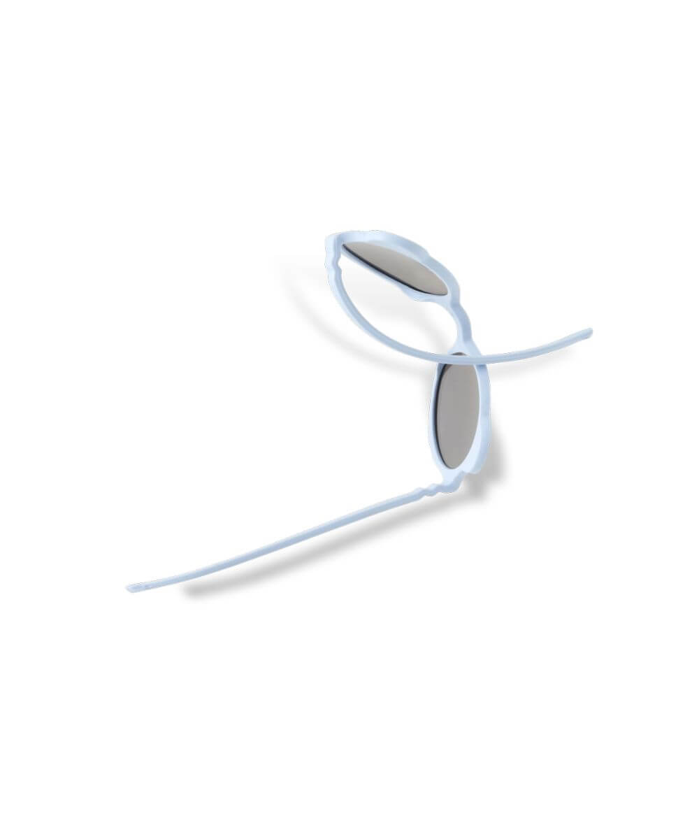 Lunettes Ourson Couleur Bleu clair de la marque KI ET LA, sur fond blanc, les branches tordues pour montrer leur resistance