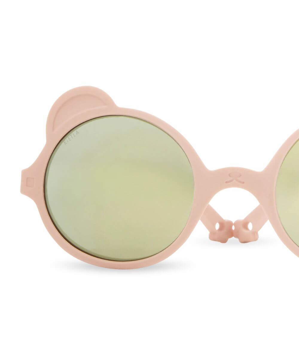 Lunettes Ourson Couleur Rose Pêche de la marque KI ET LA, sur fond blanc, zoom sur les détails des lunettes