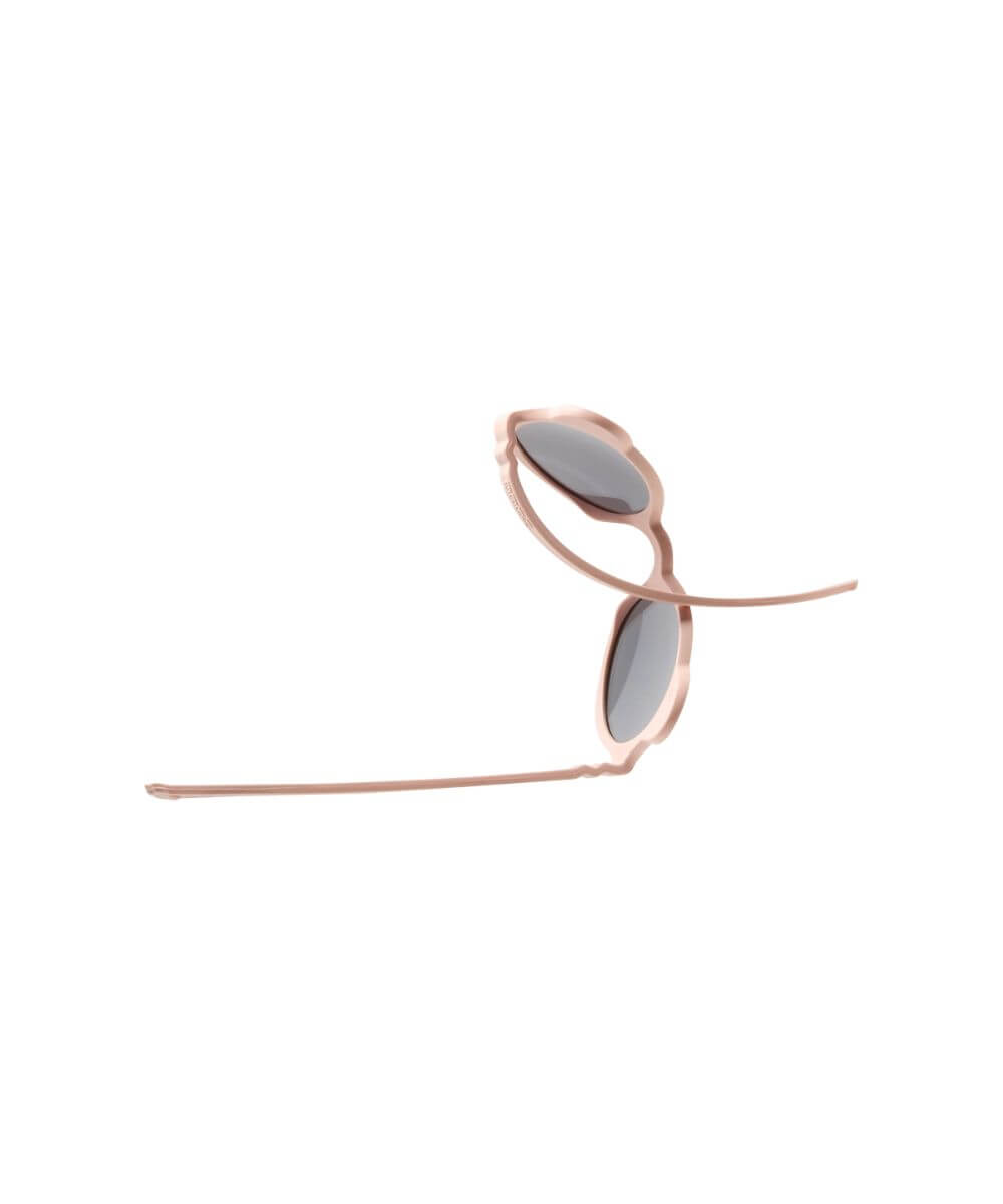 Lunettes Ourson Couleur Rose Pêche de la marque KI ET LA, sur fond blanc, les branches tordues pour montrer leur resistance