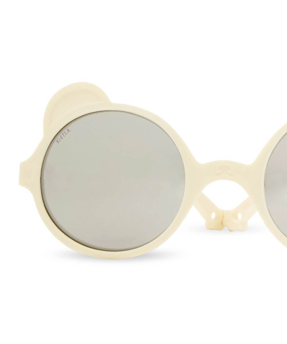 Lunettes Ourson Crème de la marque KI ET LA, sur fond blanc, Zoom sur les détails des lunettes