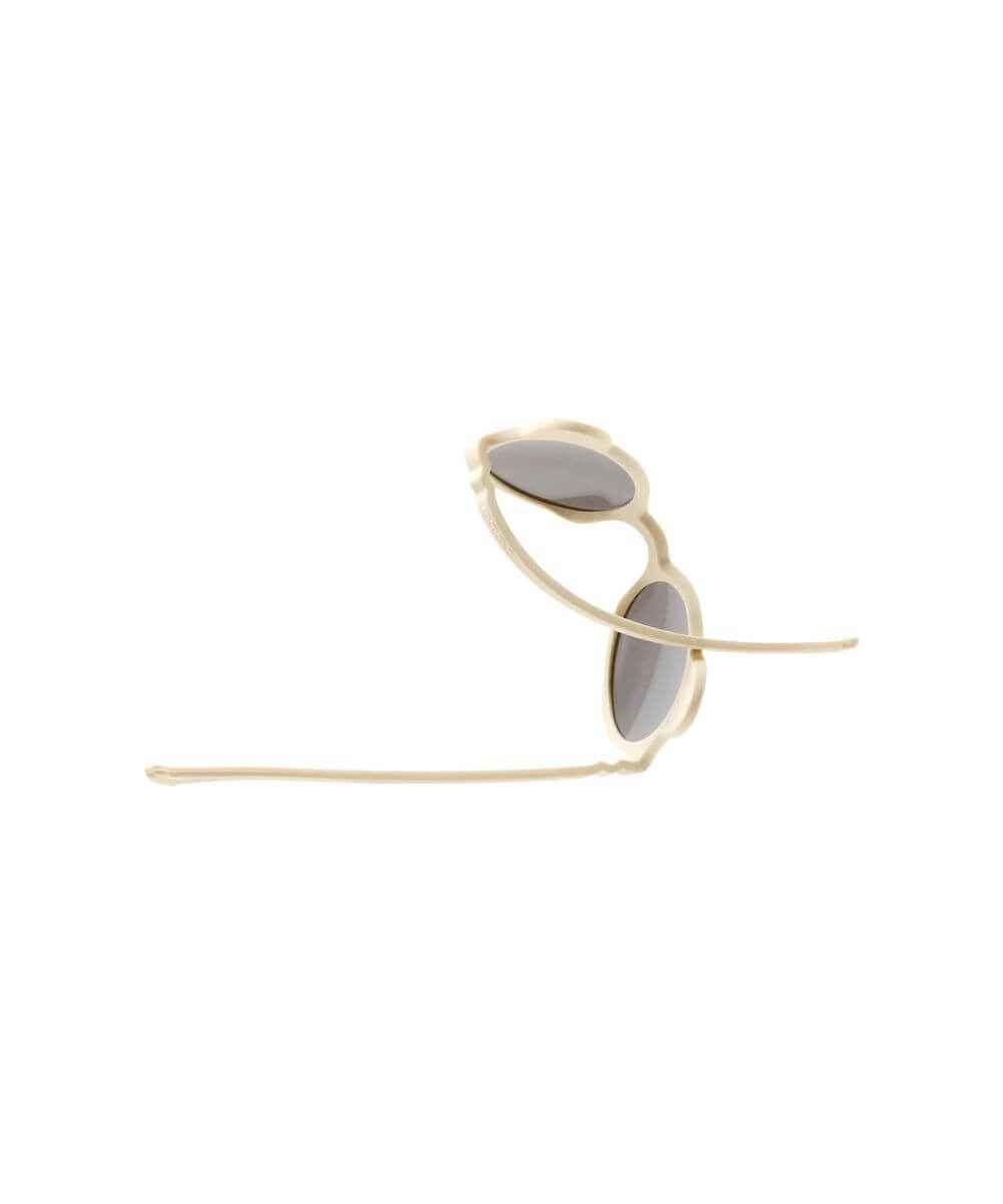 Lunettes Ourson Couleur Crème de la marque KI ET LA, sur fond blanc, les branches tordues pour montrer leur resistance