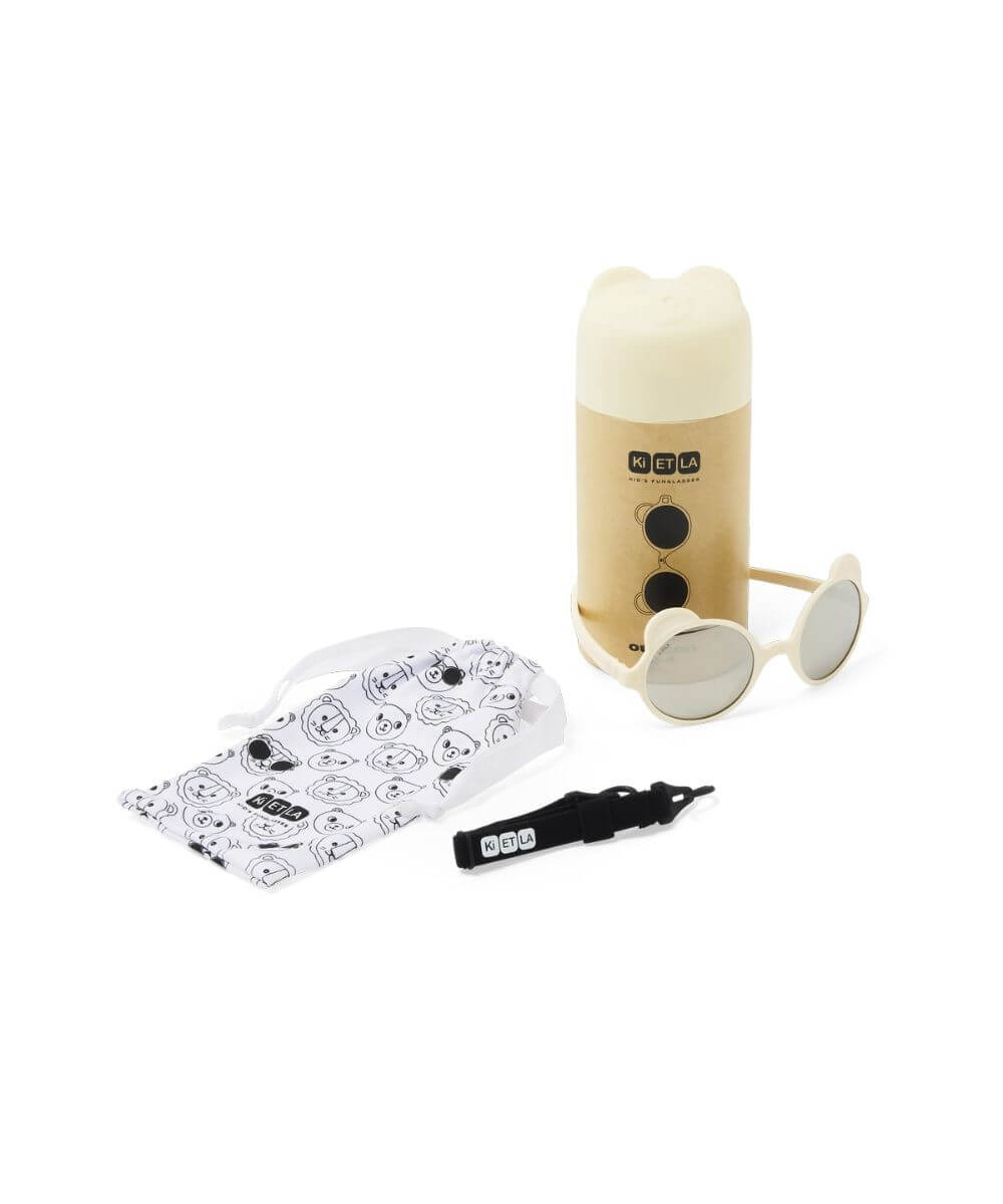 Vue du kit  des Lunettes Ourson Couleur Crème de la marque KI ET LA, sur fond blanc avec la boite, la dragonne et le pochon