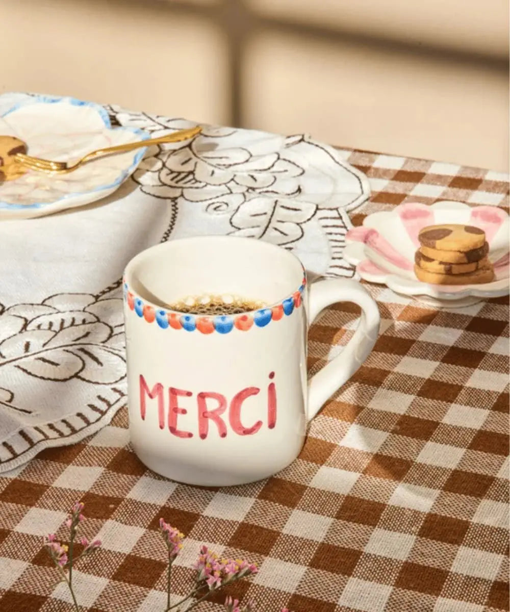 Mug en Céramique Merci de Rice posé sur une table au petit-déjeuner