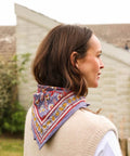 Petit foulard Delhi Violine porté par une femme