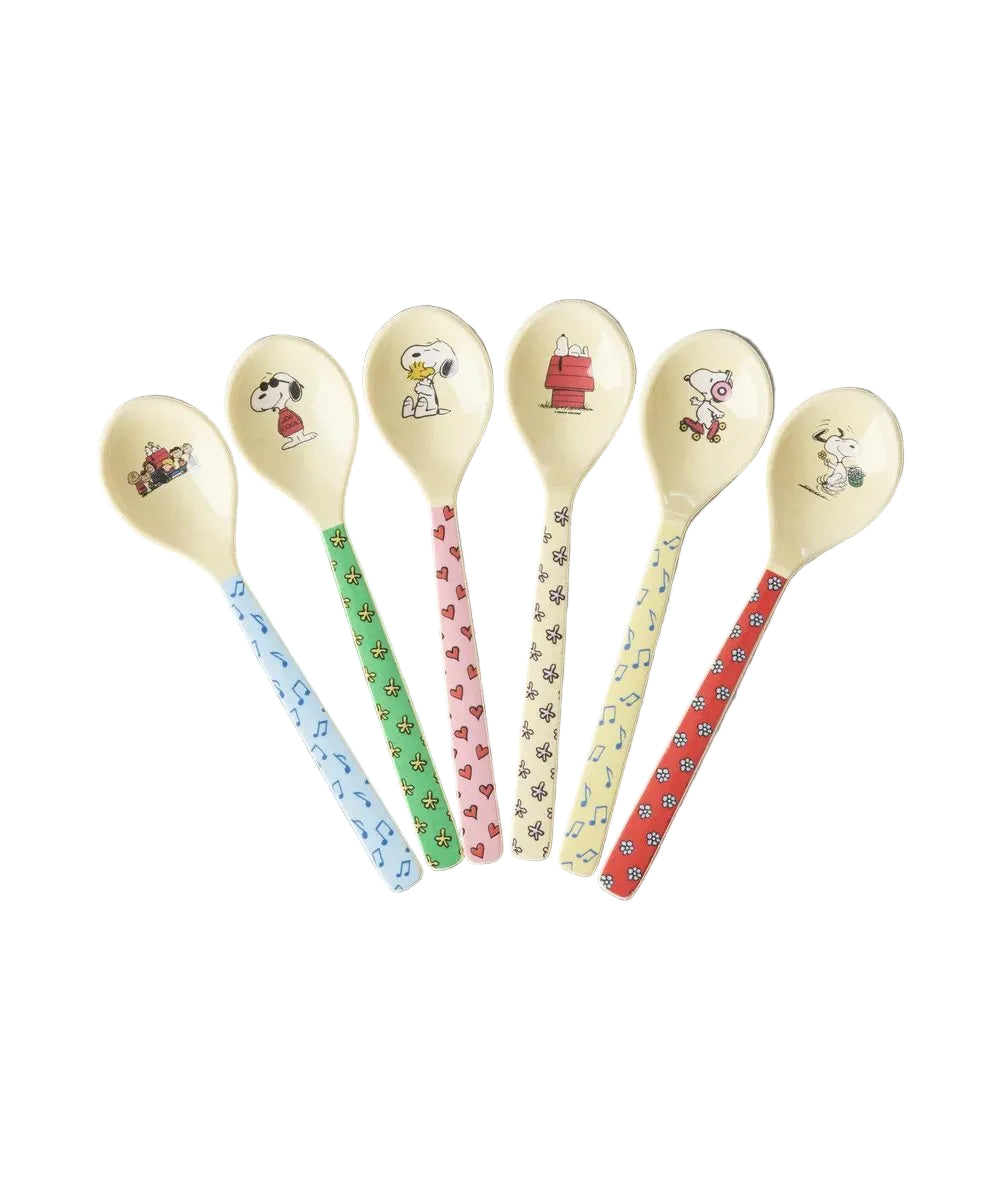 Gros plan en situation de Melamine Teaspoon in 6 Asst. Snoopy Prints - Single de Rice