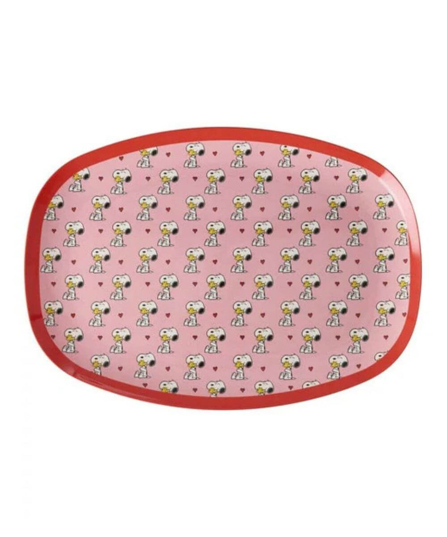 Grande Assiette Rectangulaire Snoopy rose de la marque Rice sur fond blanc