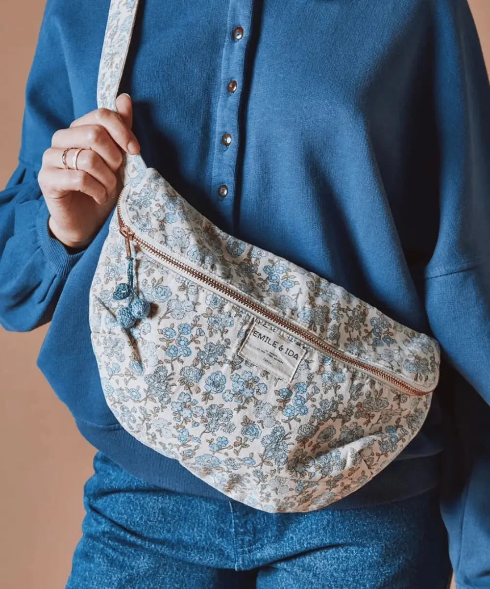 Photo portée du Sac Banane Champêtre Bleu de Émile et Ida