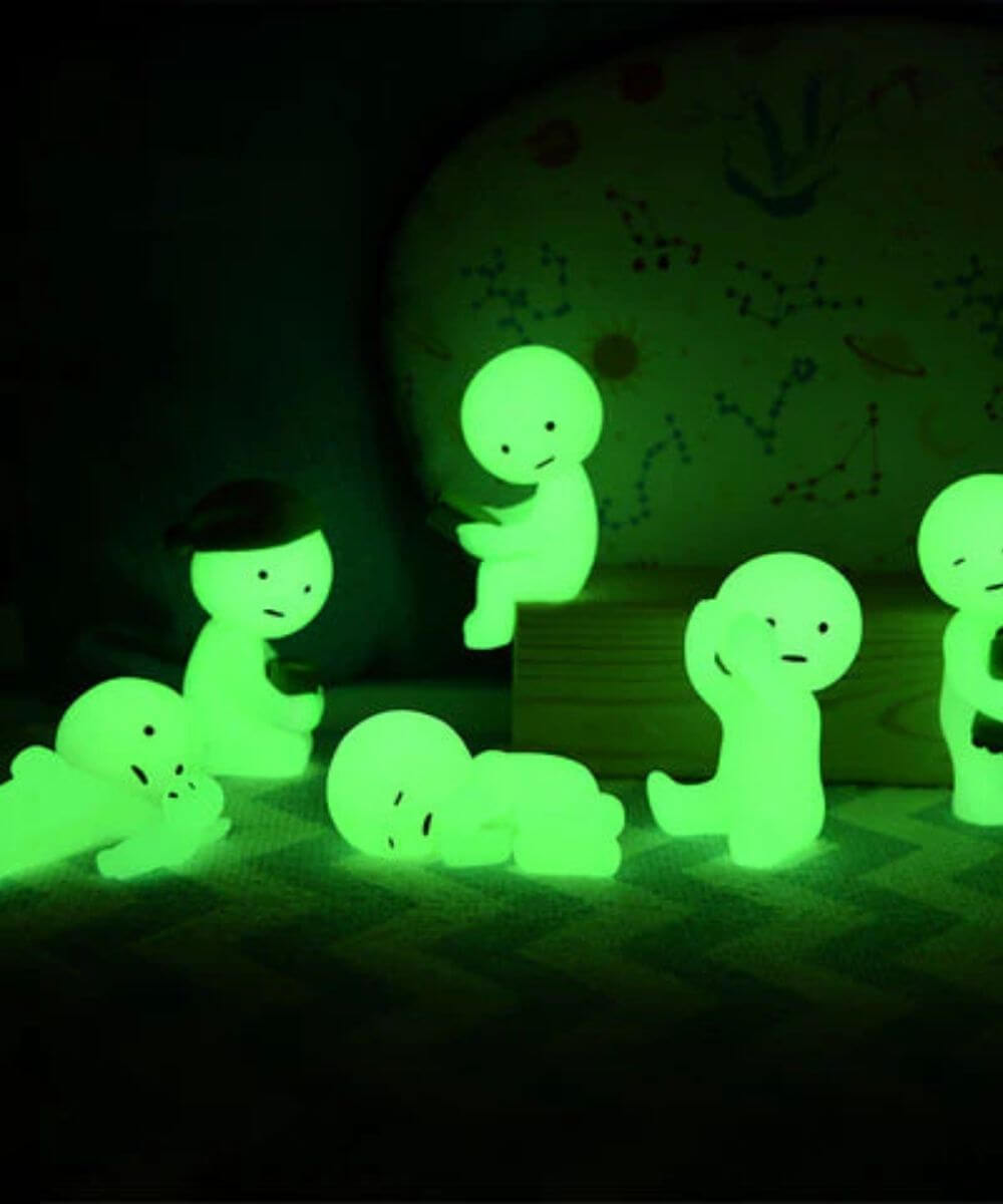 Vue des 6 figurines SMISKI Bed dans le noir