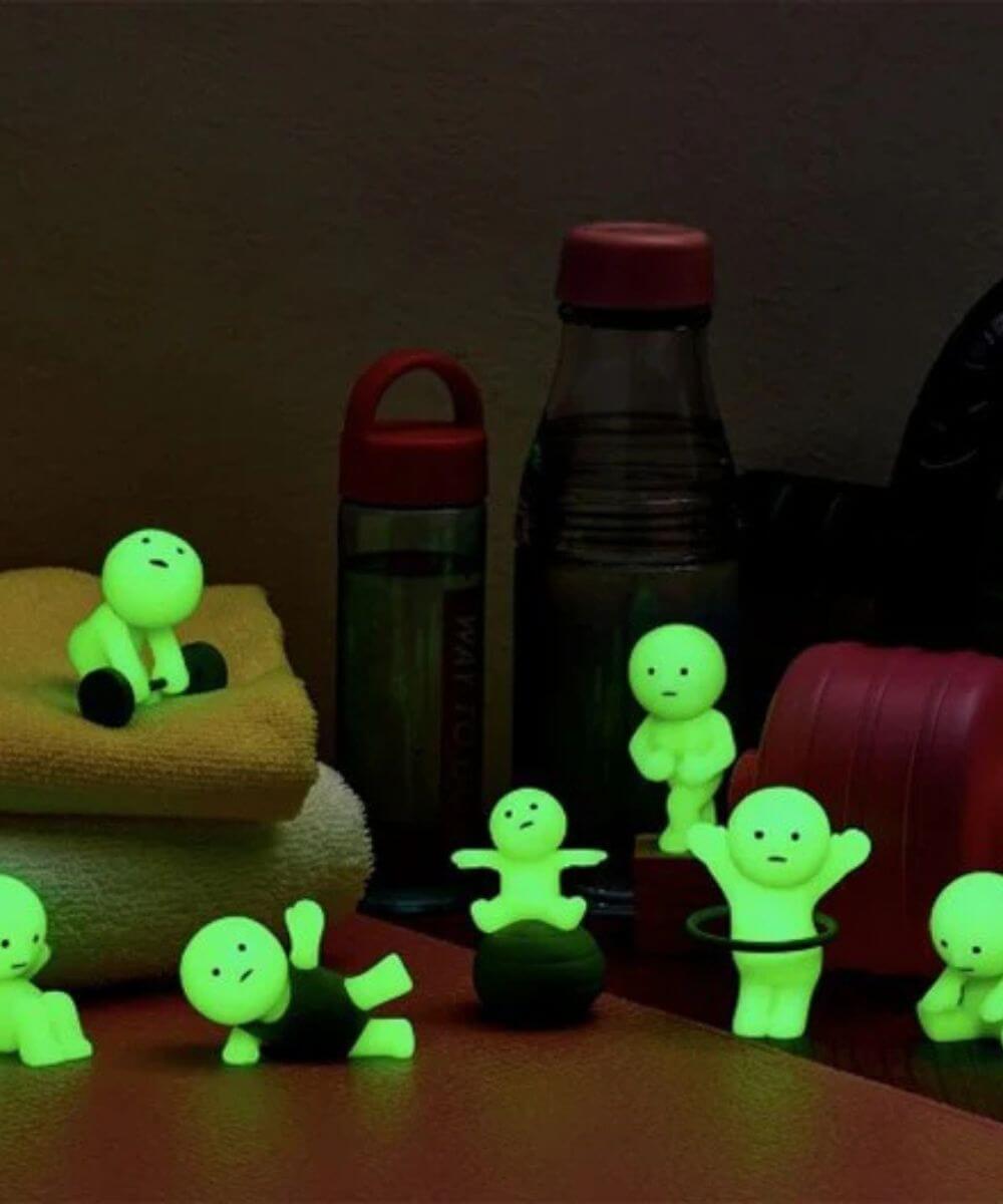 Vue des 6 figurines SMISKI Exercising dans le noir