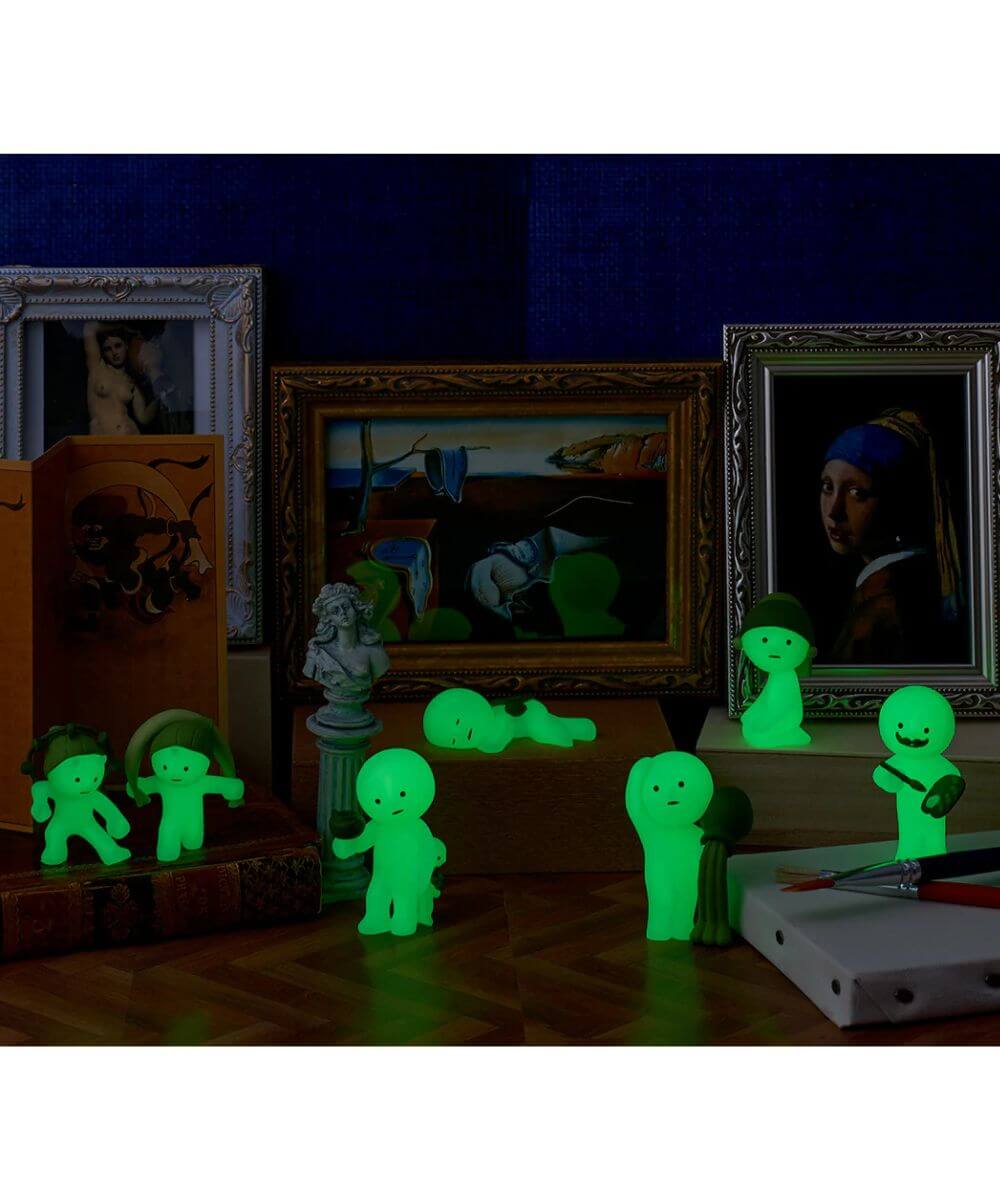 Vue des 6 figurines SMISKI Museum sur une table dans le noir