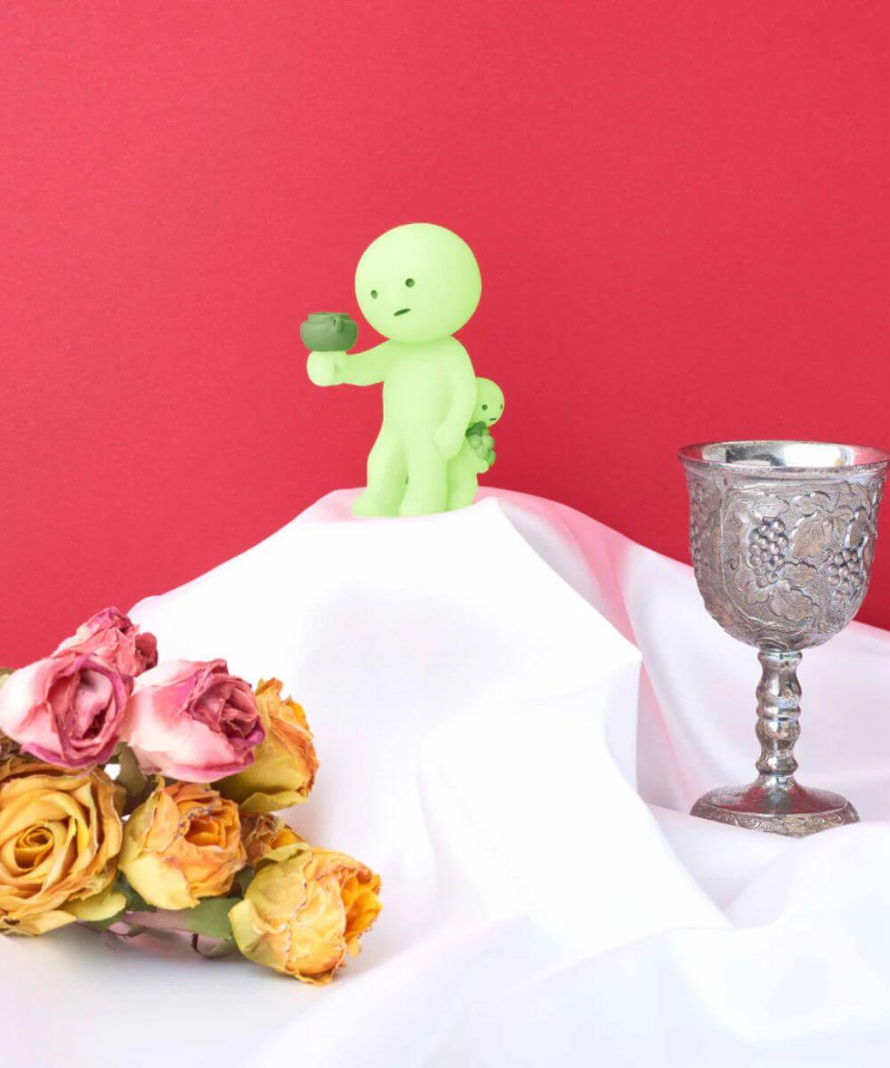 Zoom sur une figurines SMISKI Museum sur une table avec une coupe en métal à côté