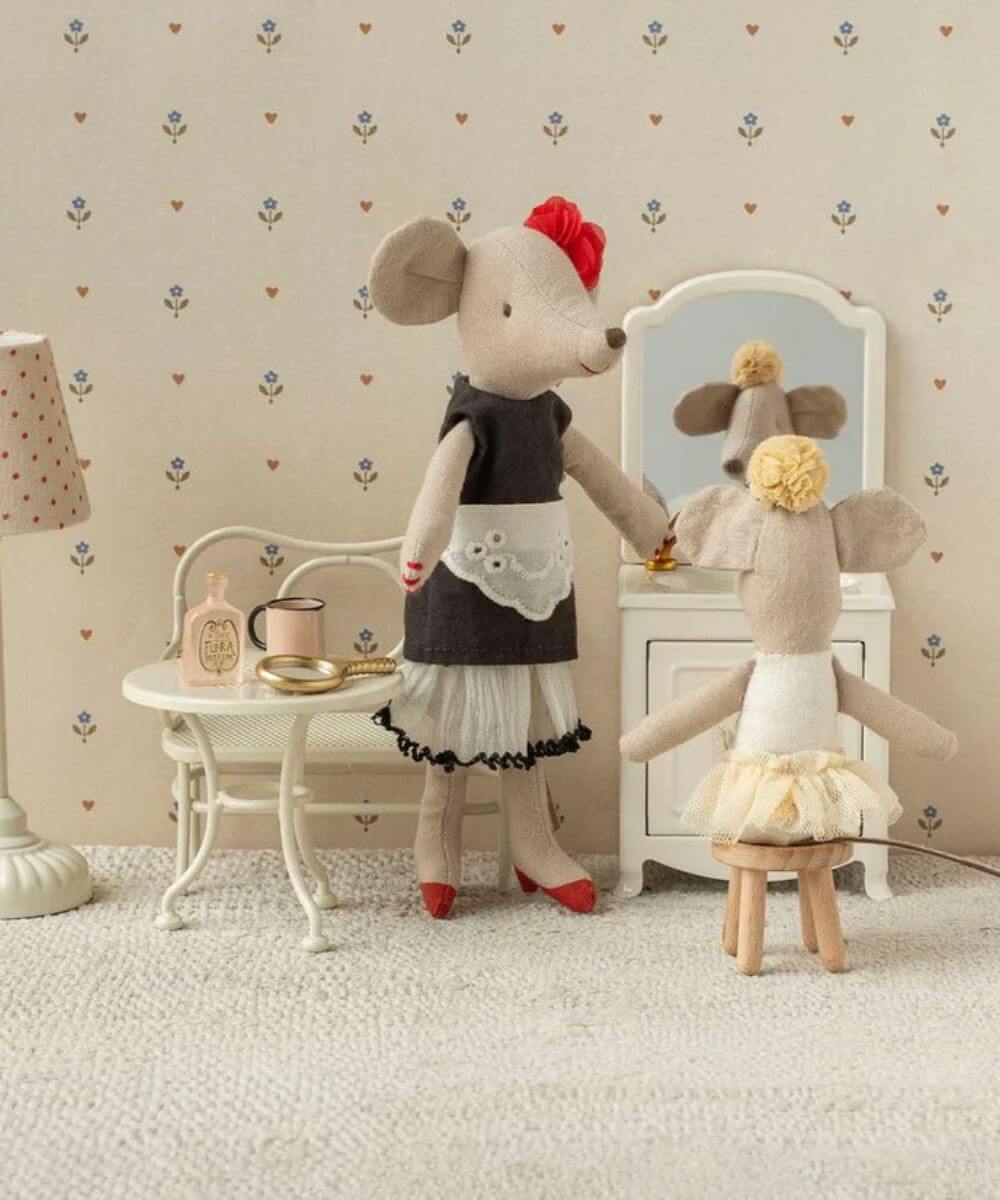 Scènette de la Souris Ballerine petite soeur écru de la marque Maileg avec la Maman souris devant un miroir
