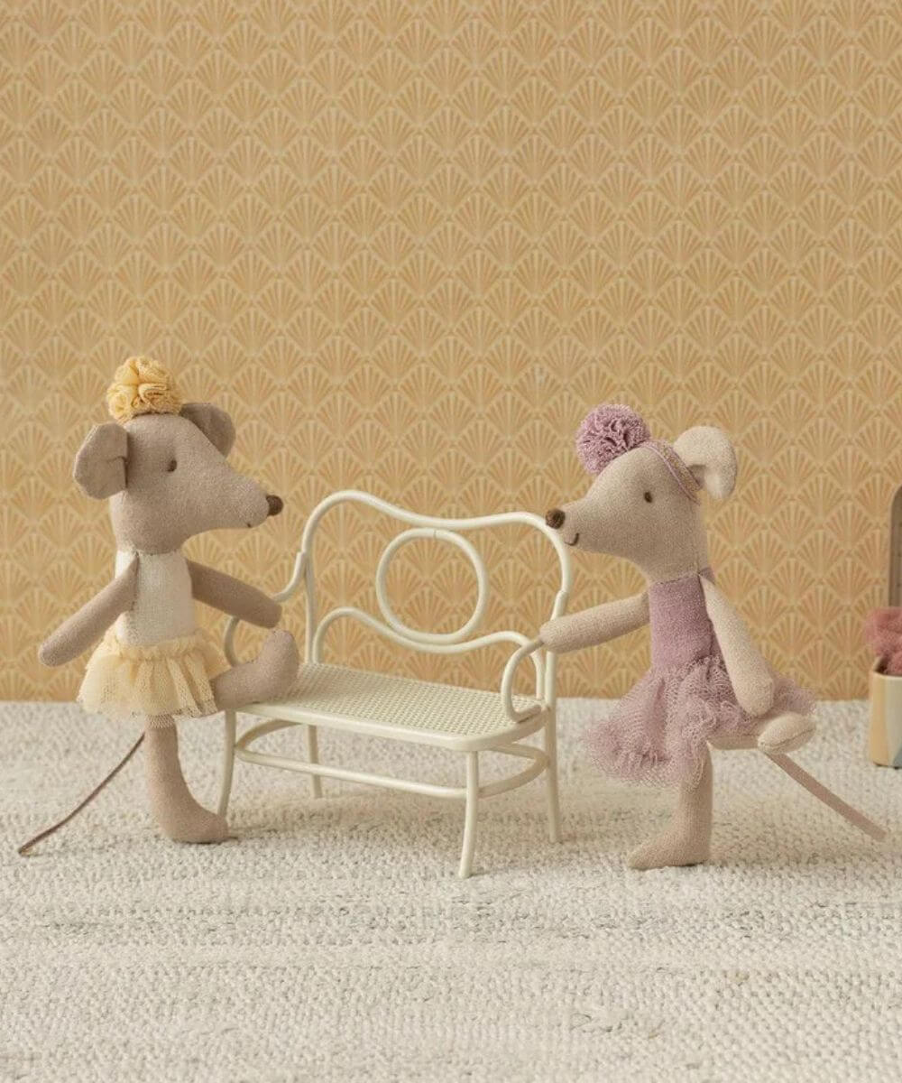 Scènette de la Souris Ballerine petite soeur écru de la marque Maileg avec la souris Ballerine couleur rose