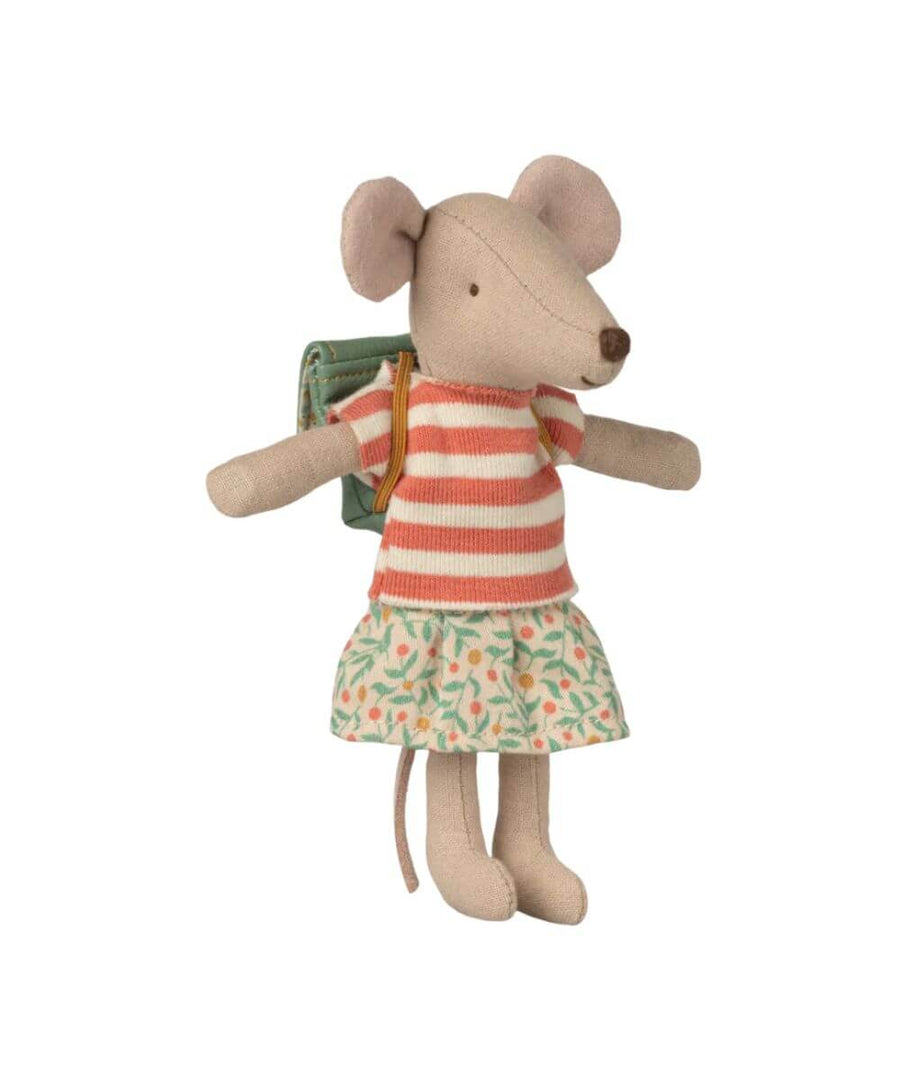Souris tricycle Grande soeur avec son sac à dos vert de la marque Maileg, sur fond blanc