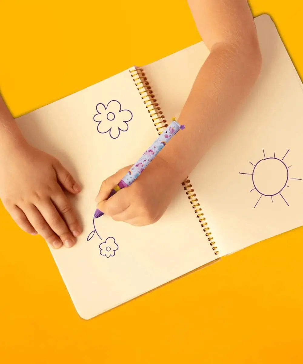 Enfant utilisant un stylo à bille à deux couleurs Click & Clack Licorne de Legami