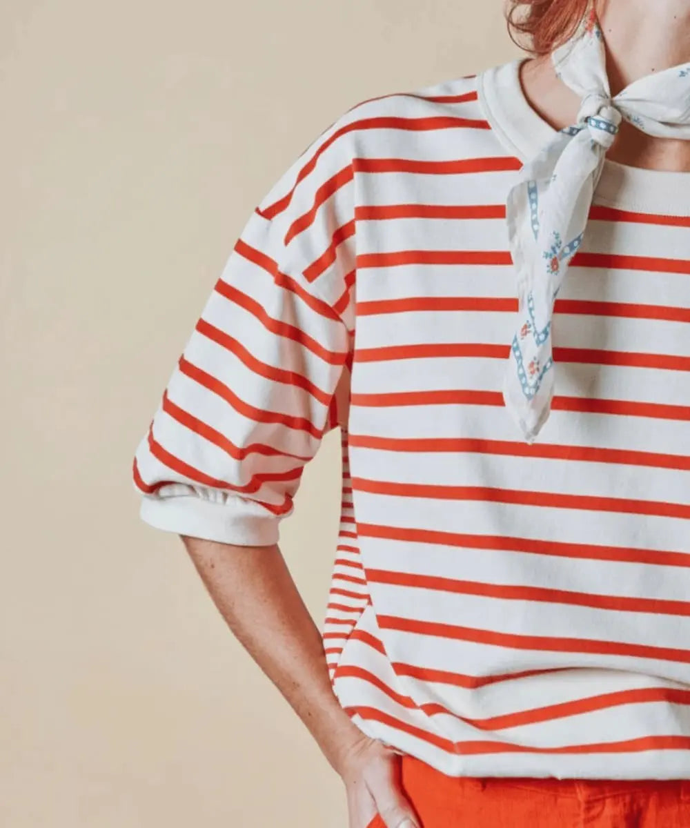 Photo du Sweat Dori marinière Rouge de Emile et Ida porté avec un pantalon rouge