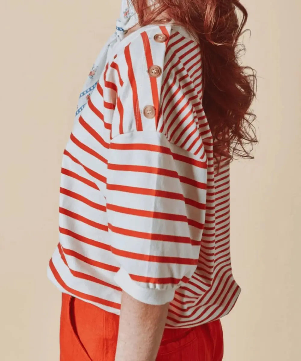 Photo portée du sweat Dori marinière Rouge vu de profil