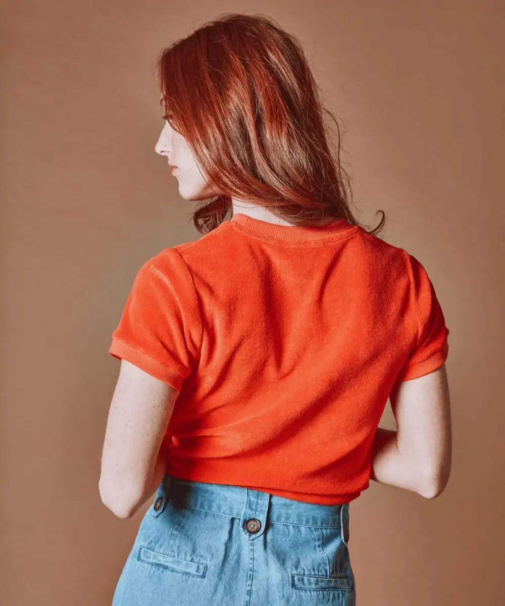 Photo portée et présentant le dos du T-Shirt en tissu éponge coquelicot de Emile et Ida