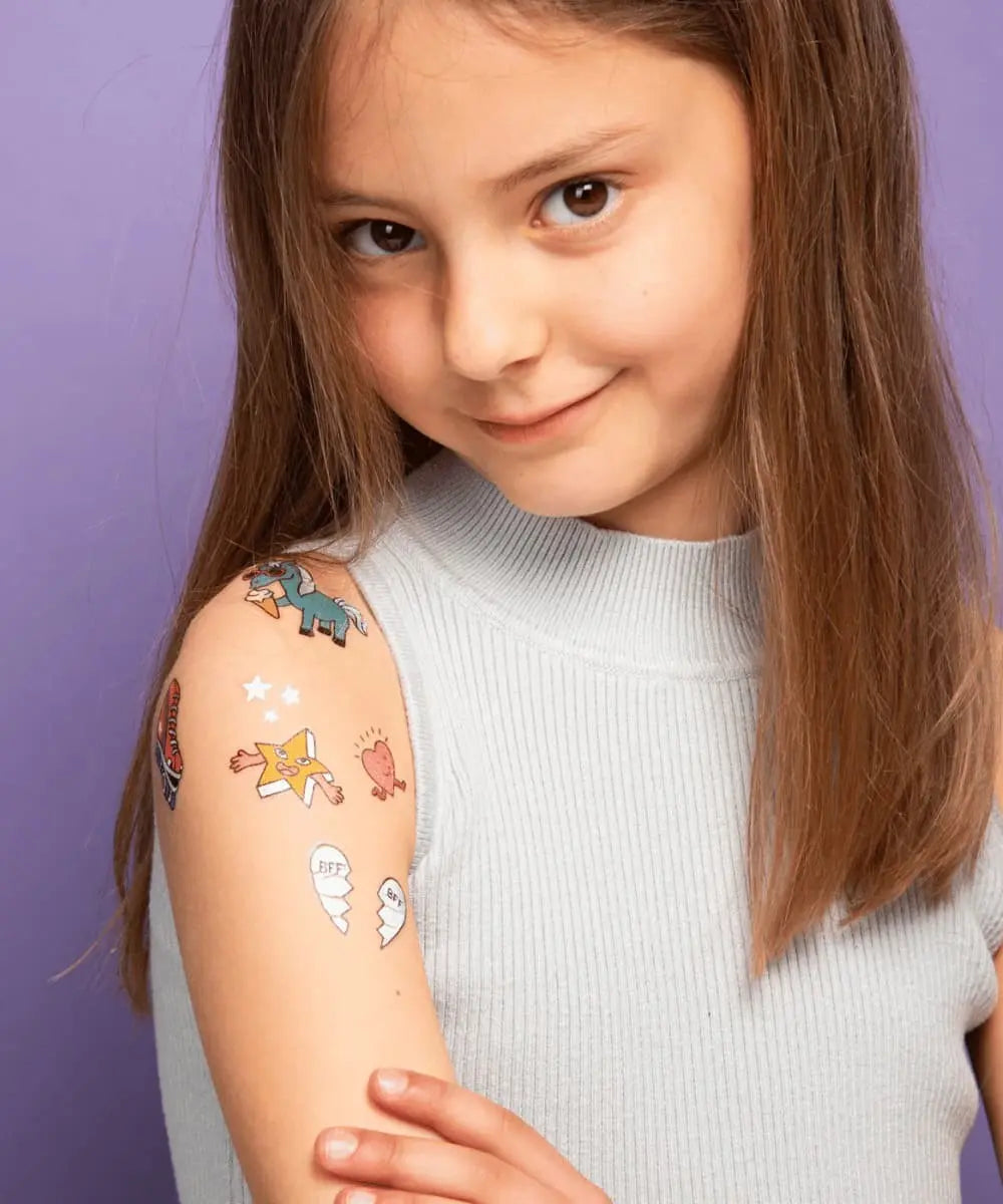Photo d'un enfant des tatouages Licornes Lily de OMY