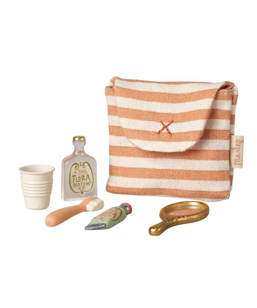 Trousse de toilette Maileg avec l'ensemble des accessoires sur fond blanc