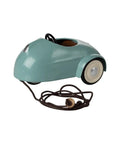 Voiture pour Souris Bleu de la marque Maileg sur fond blanc