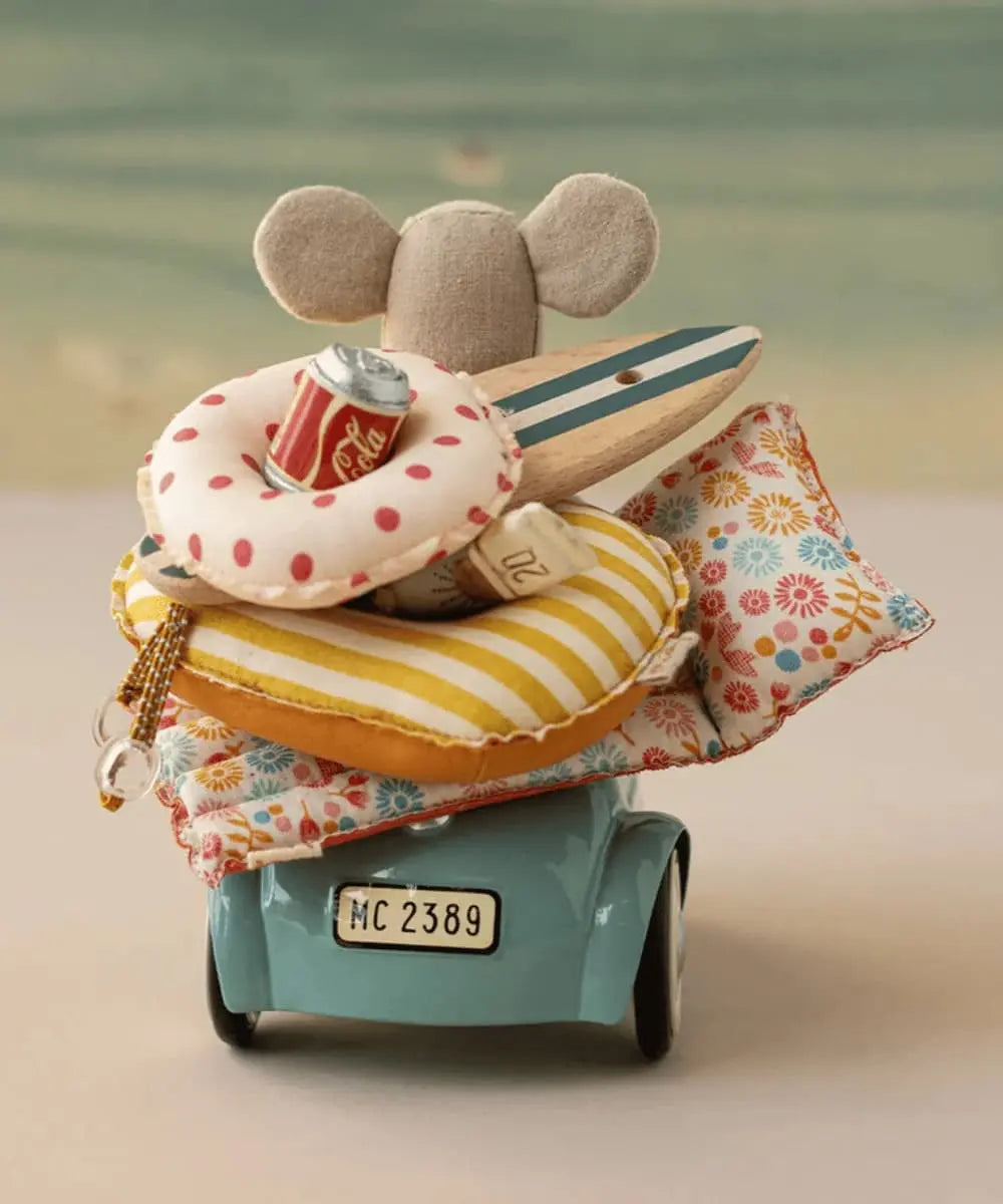Petite souris Maileg dans sa Voiture Bleue