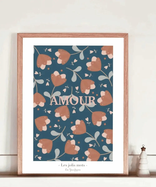 Affiche "Amour" de la marque Les Yeux Fripons posée sur une étagère
