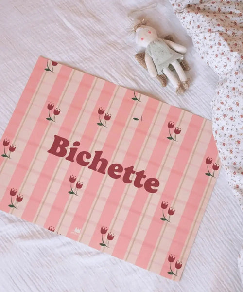 Affiche Bichette de Ma Petite Vie posée sur le lit d'un enfant