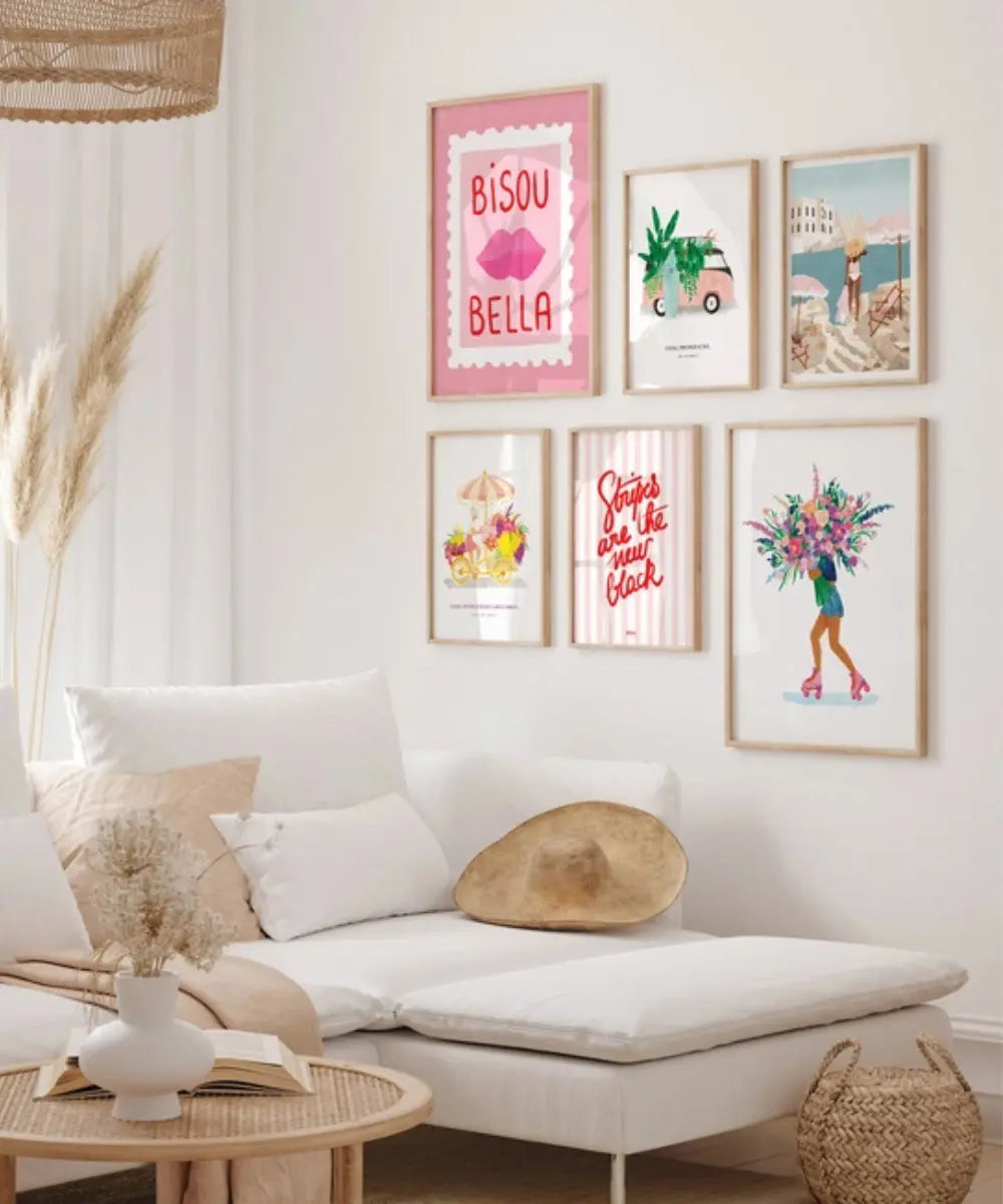 Affiche murale illustrée contemporaine Bisous Bella de la marque All The Ways To Say mise en situation dans un salon