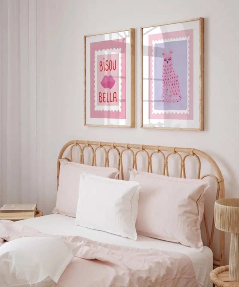 Affiche murale illustrée contemporaine Bisous Bella de la marque All The Ways To Say mise en situation dans une chambre