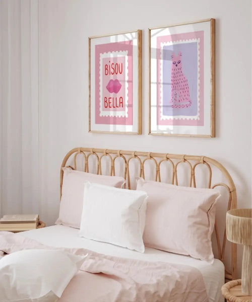 Affiche murale illustrée contemporaine Bisous Bella de la marque All The Ways To Say mise en situation dans une chambre