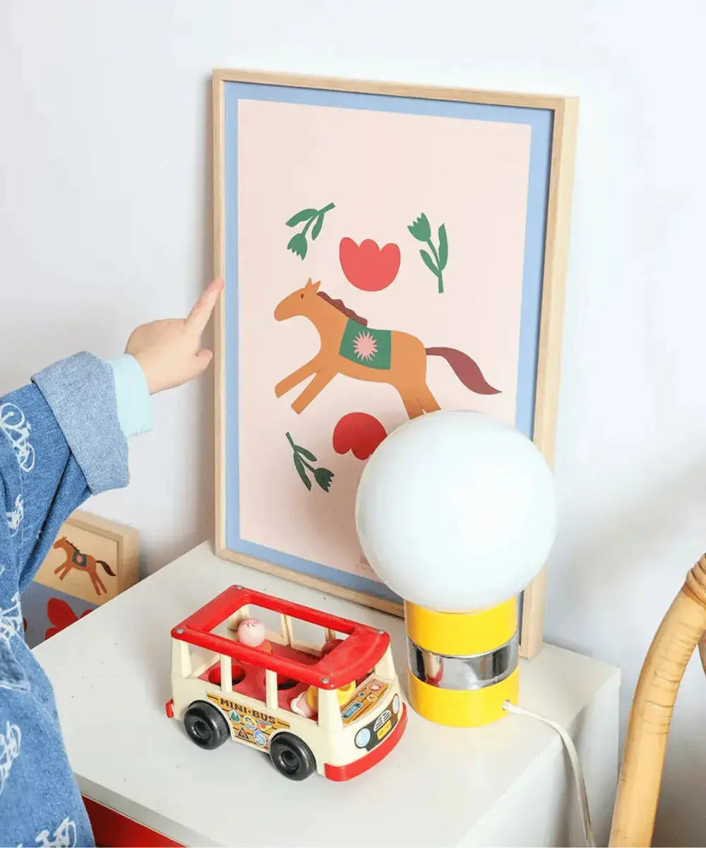 Affiche Cheval Nomade de Ma Petite Vie en situation dans une chambre d'enfant