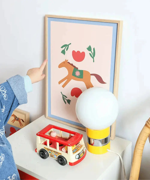 Affiche Cheval Nomade de Ma Petite Vie en situation dans une chambre d'enfant