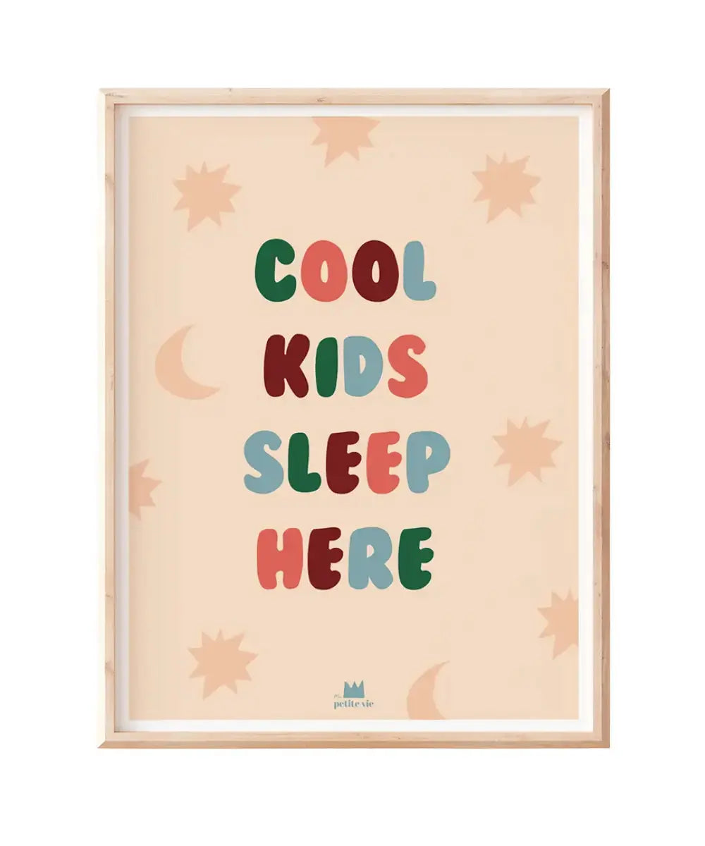 Affiche Cool Kids Sleep Here de Ma Petite Vie sur un fond blanc