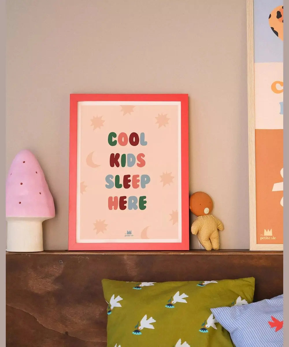 Affiche Cool Kids Sleep Here de Ma Petite Vie exposée dans une chambre d'enfant