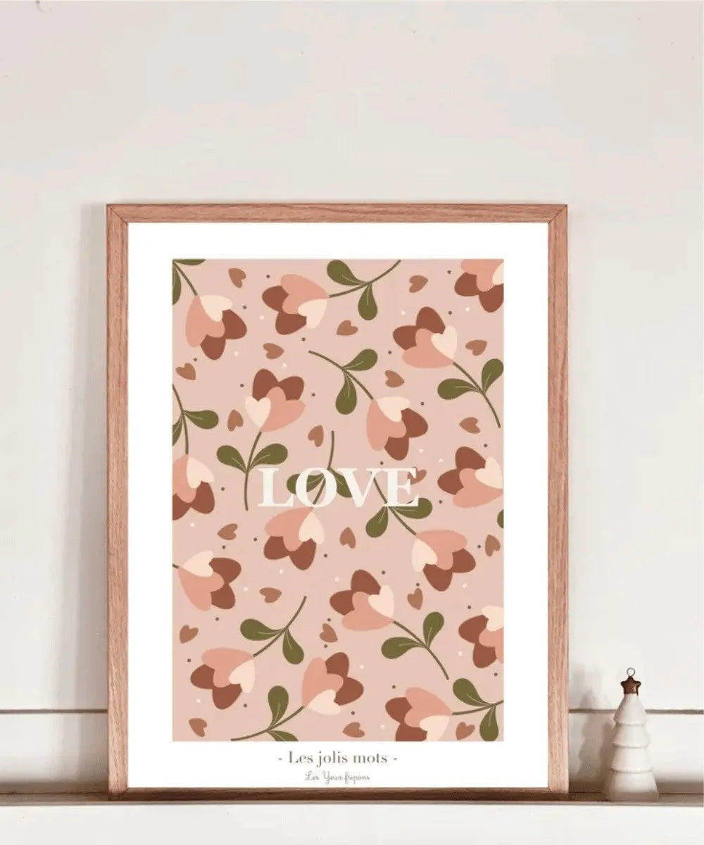 Affiche "Love" Rose de la marque Les Yeux Fripons posée sur une étagère