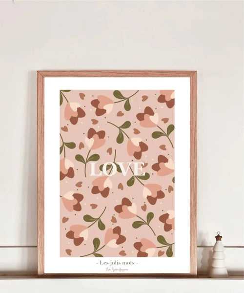 Affiche "Love" Rose de la marque Les Yeux Fripons posée sur une étagère