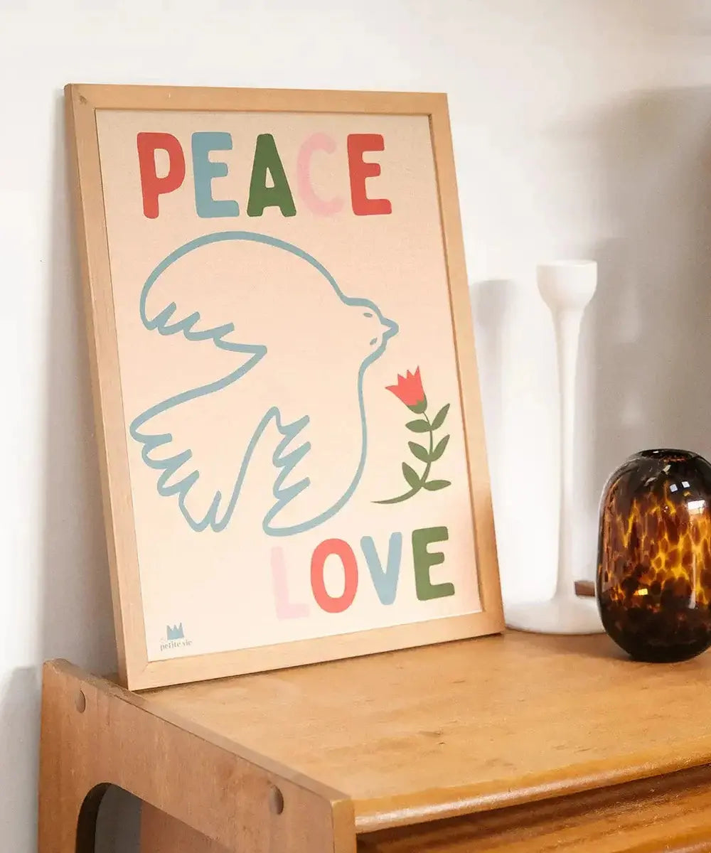 Affiche format 30x40 cm Peace and Love de la marque française Ma Petite Vie, avec un cadre en bois clair