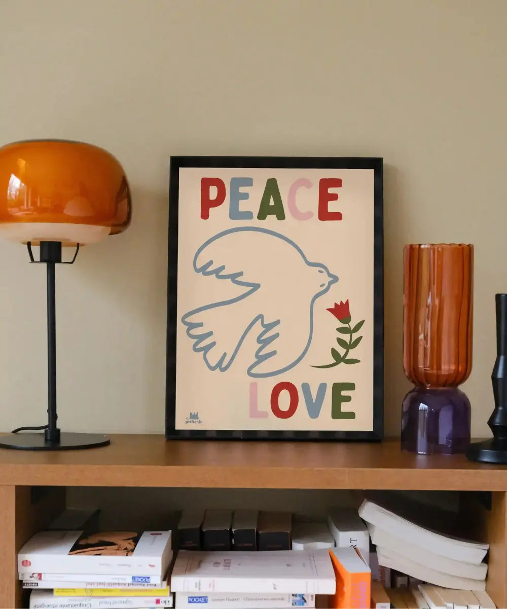 Affiche format 30x40 cm Peace and Love de la marque française Ma Petite Vie, avec un cadre noir