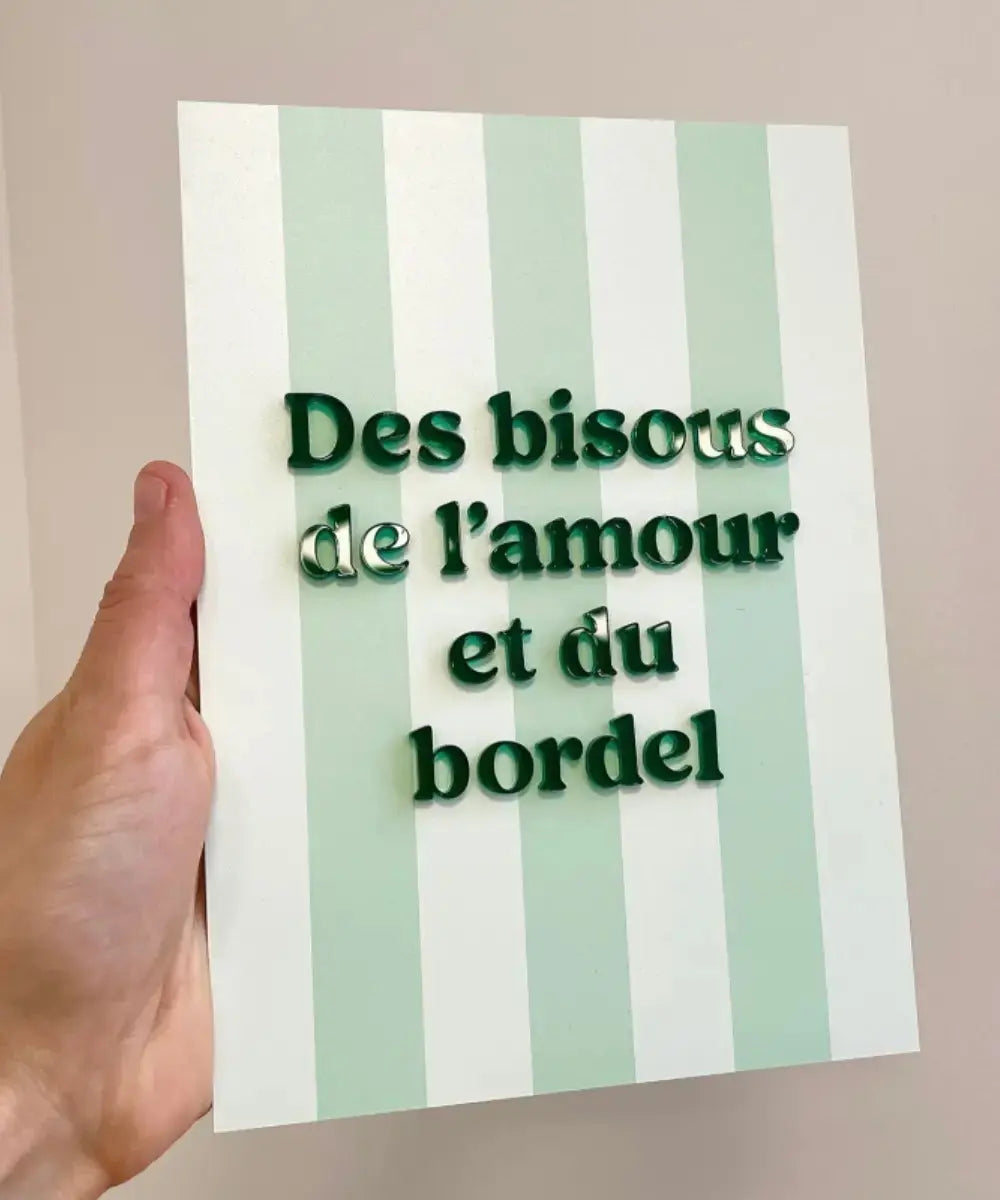 Détail du lettrage en relief de l'affiche en plexiglas "Des Bisous de l'Amour et du Bordel"