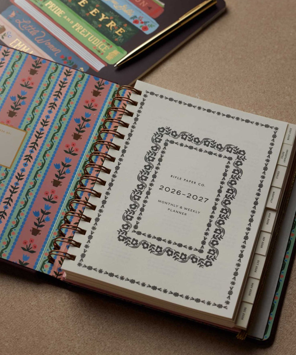 Agenda Ladies Night Book Club mis en scène avec des livres